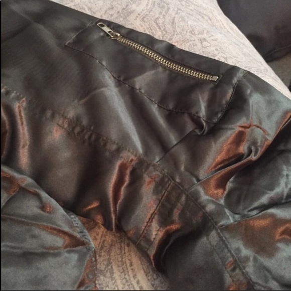 NWT POSHMARK EDITOR HOST PICK OLIVE GREEN SILKY PUFFER BOMBER MOTO JACKET COAT - Picture 6 of 6